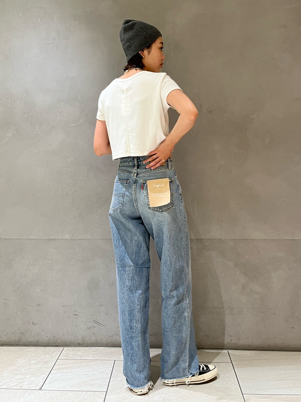 ホワイト系のTシャツ/カットソー、ブルー系のデニムパンツを着用したレディースの夏コーディネートの4枚目の写真