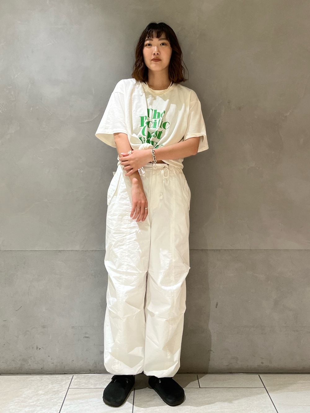 ホワイト系のTシャツ/カットソー、ホワイト系のその他パンツを着用したレディースの夏コーディネートの2枚目の写真