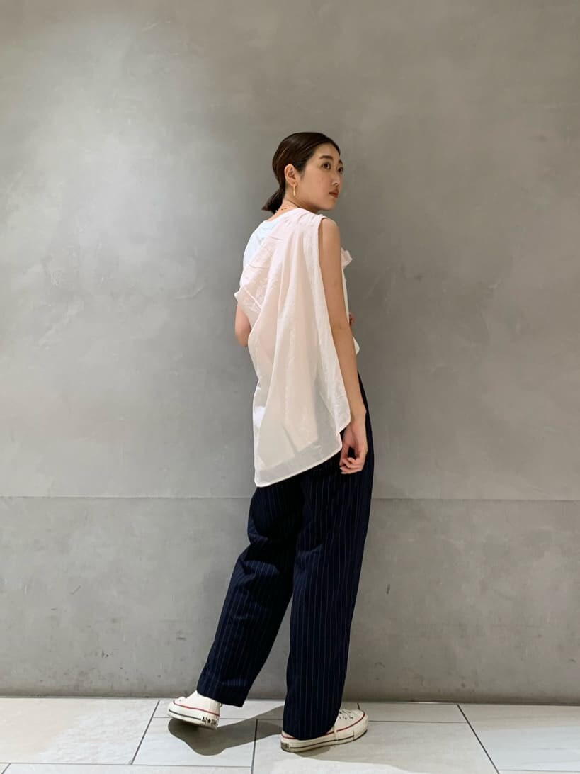 ホワイト系のタンクトップ、ピンク系のシャツ/ブラウス、その他のスラックスを着用したレディースの夏コーディネートの3枚目の写真