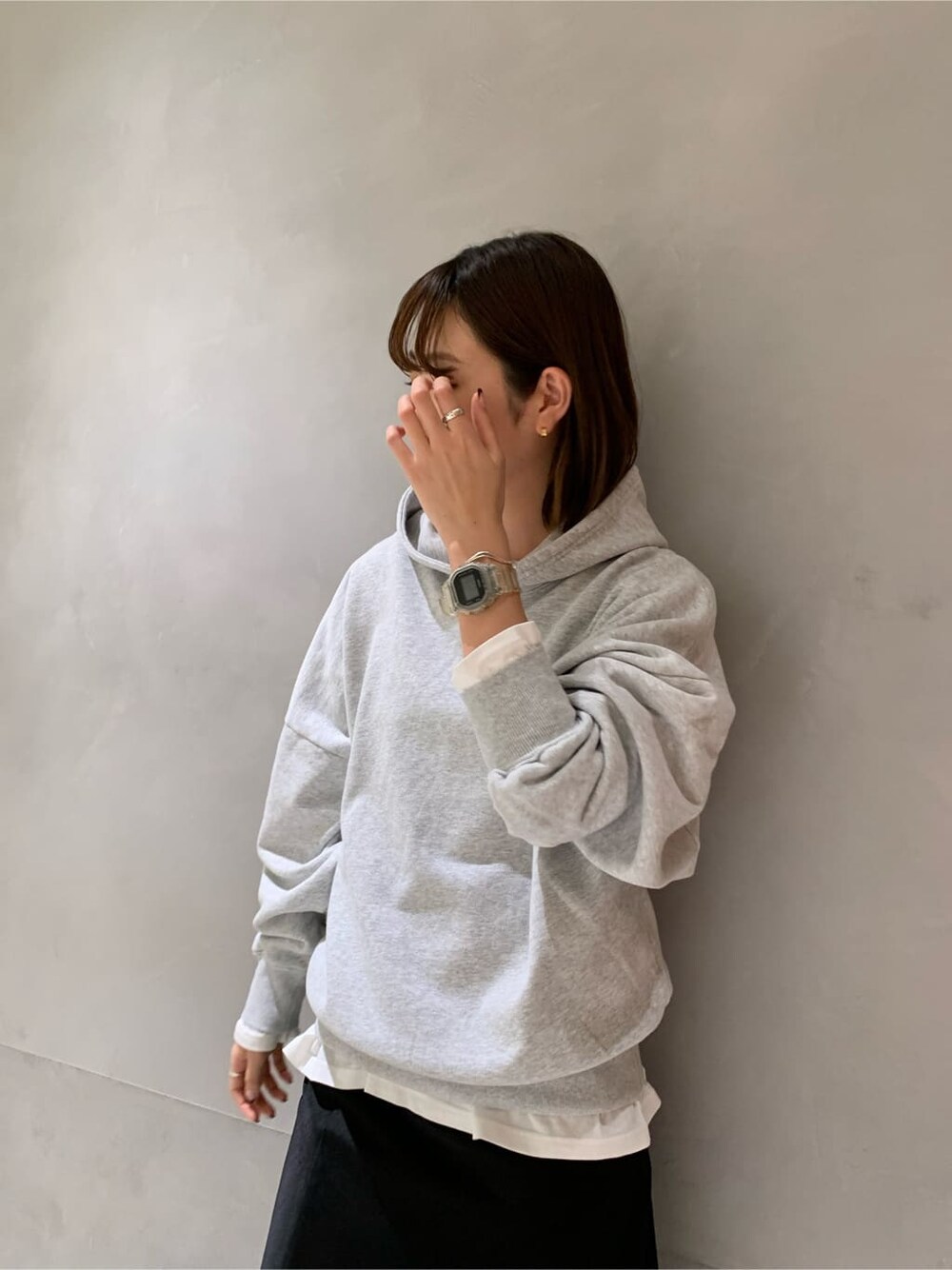 ブルー系のその他アウター、グレー系のパーカーを着用したレディースの冬コーディネートの3枚目の写真