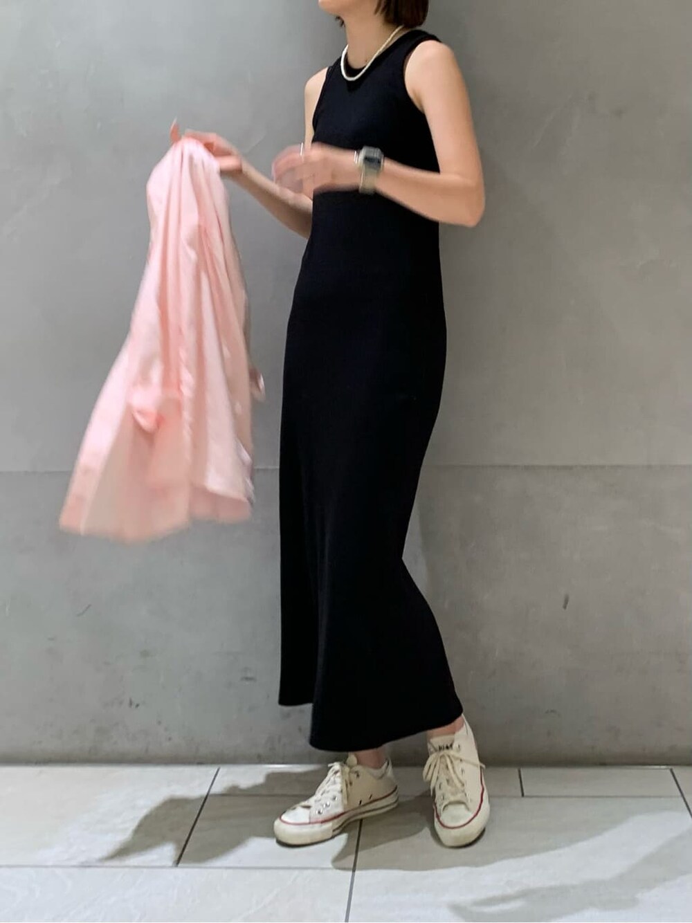 ブラック系のワンピース、ピンク系のシャツ/ブラウスを着用したレディースの夏コーディネートの6枚目の写真