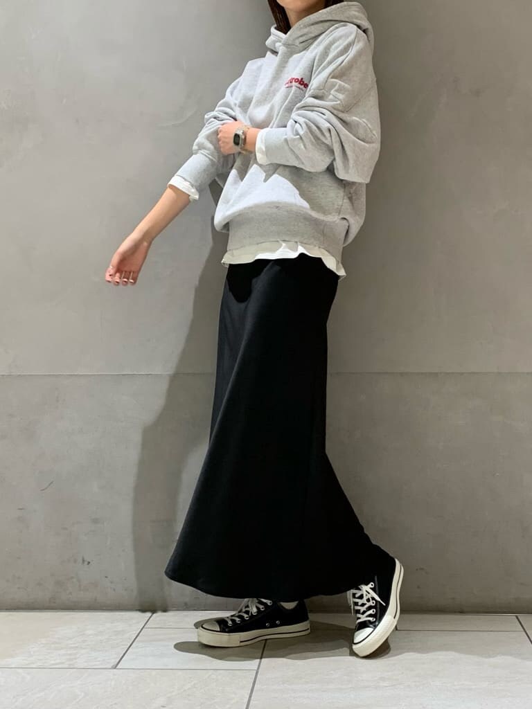 ブルー系のその他アウター、グレー系のパーカーを着用したレディースの冬コーディネートの4枚目の写真