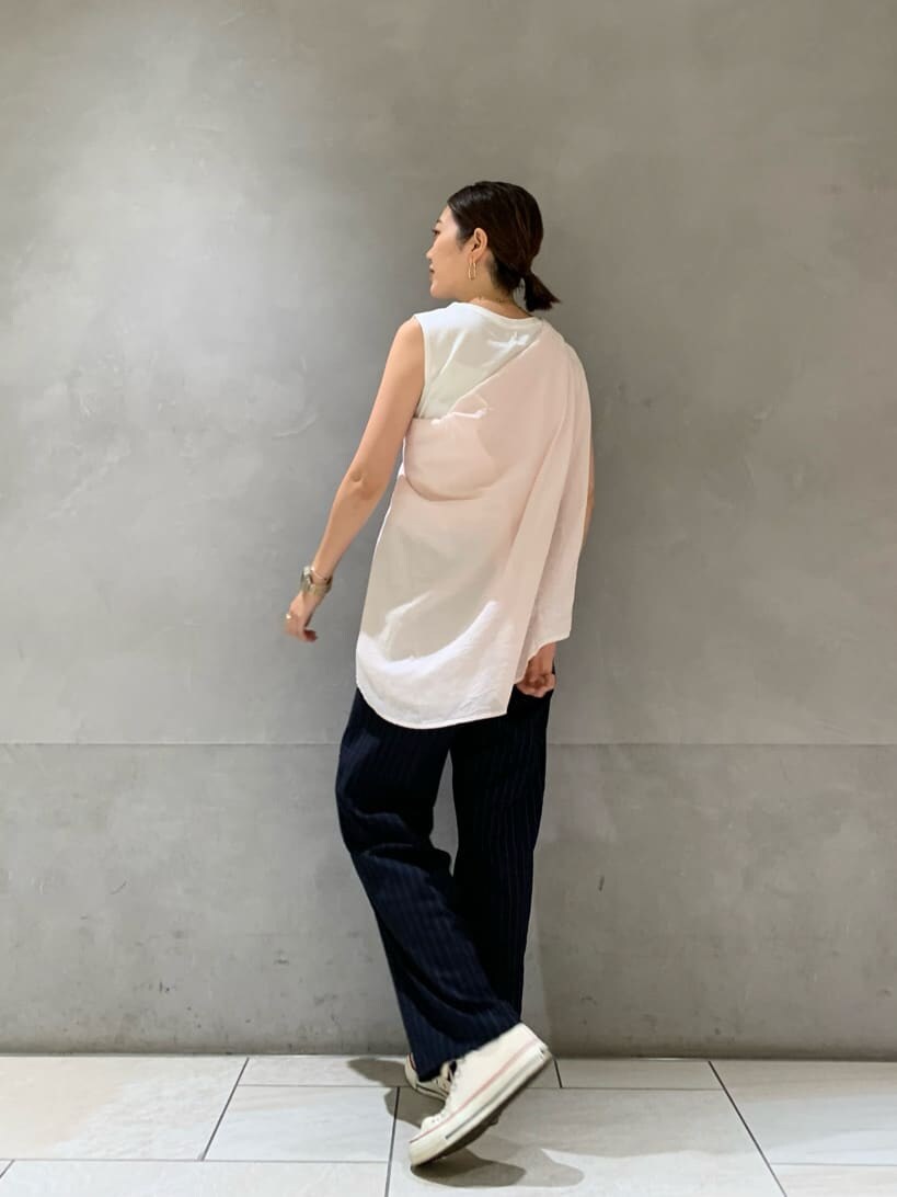 ホワイト系のタンクトップ、ピンク系のシャツ/ブラウス、その他のスラックスを着用したレディースの夏コーディネートの2枚目の写真