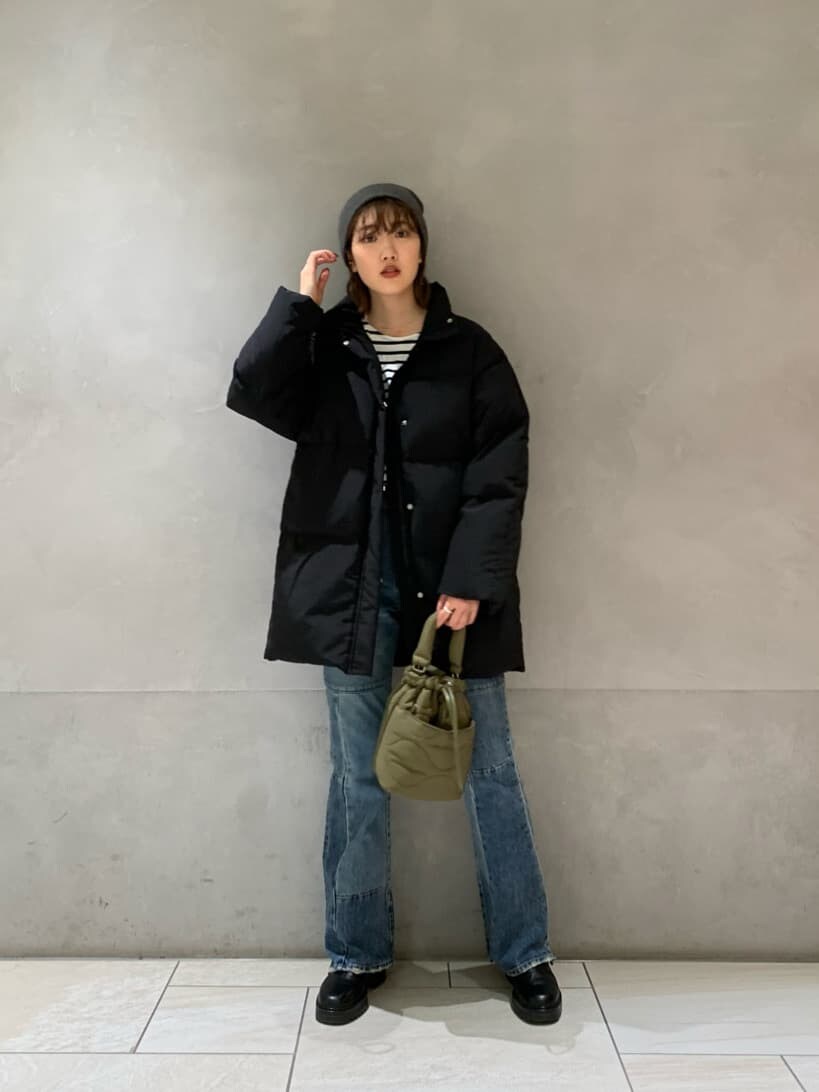 ブラック系のダウンジャケット/コート、ブルー系のデニムパンツを着用したレディースの秋コーディネートの4枚目の写真