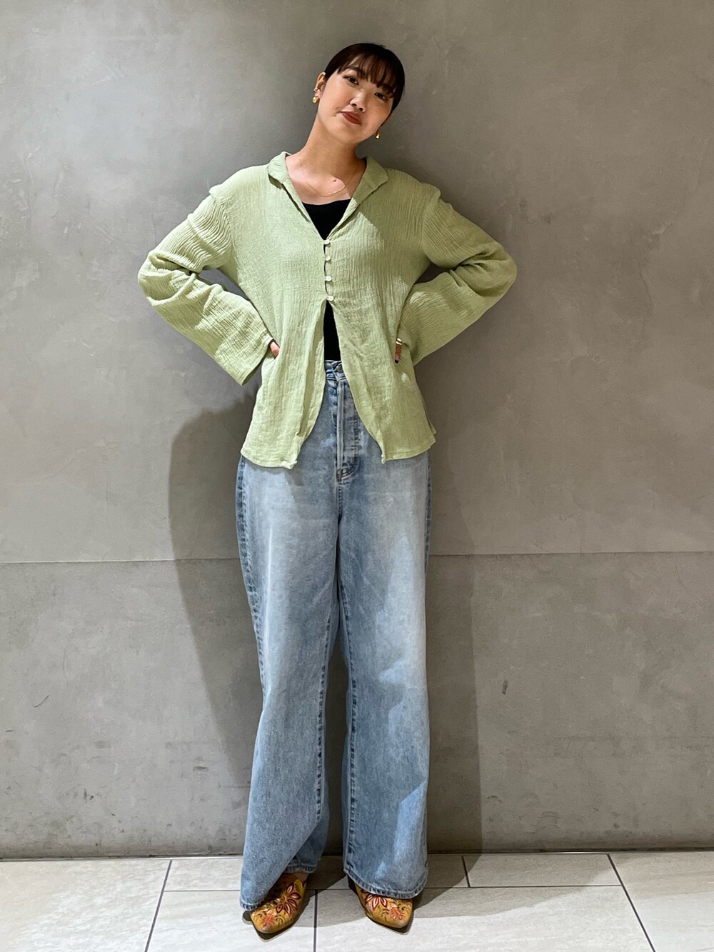 グリーン系のシャツ/ブラウス、ブラック系のキャミソールを着用したレディースの夏コーディネートの2枚目の写真