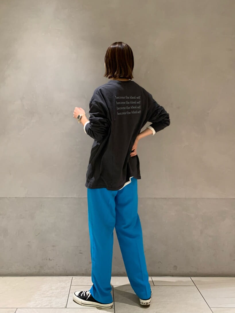 ブルー系のスラックス、グレー系のTシャツ/カットソーを着用したレディースの冬コーディネートの2枚目の写真