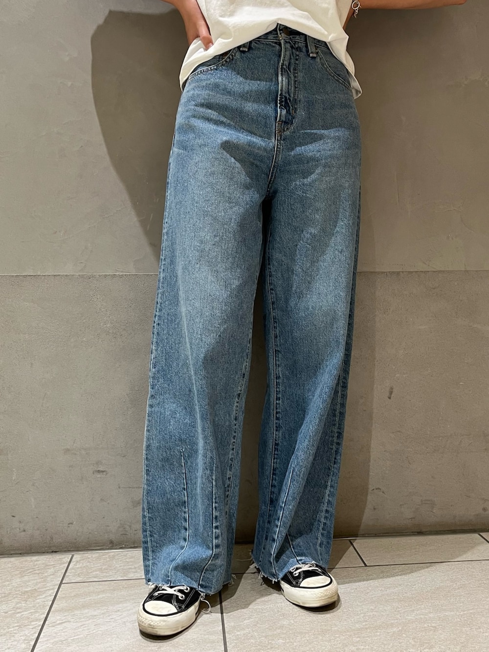 ブルー系のデニムパンツ、グリーン系のTシャツ/カットソーを着用したレディースの春コーディネートの7枚目の写真