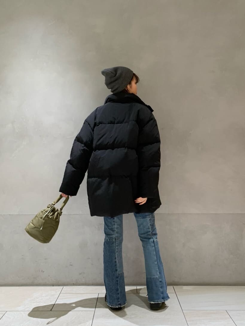 ブラック系のダウンジャケット/コート、ブルー系のデニムパンツを着用したレディースの秋コーディネートの5枚目の写真