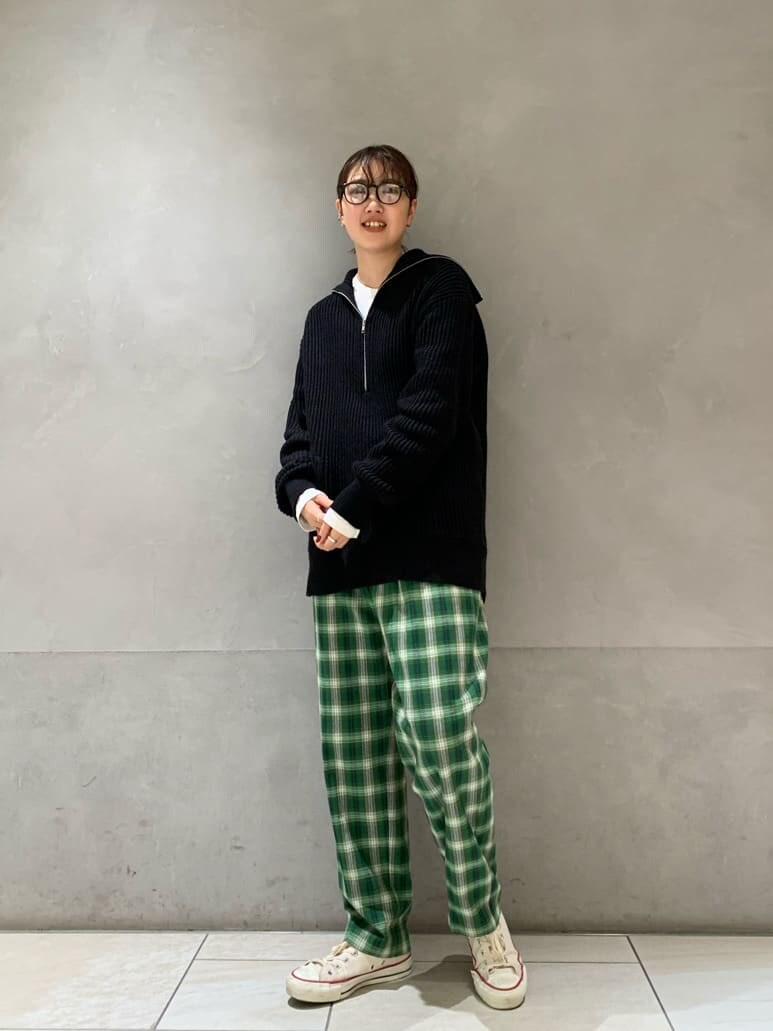 ブラック系のニット/セーター、ホワイト系のTシャツ/カットソー、グリーン系のその他パンツを着用したレディースの秋コーディネートの3枚目の写真