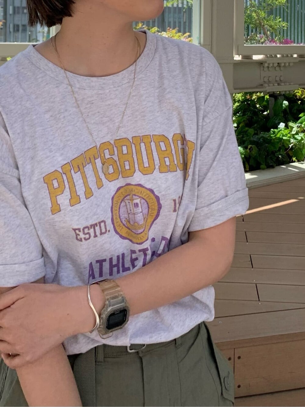 グレー系のTシャツ/カットソー、ベージュ系のその他パンツを着用したレディースの春コーディネートの2枚目の写真