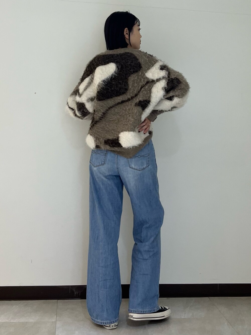 ブルー系のデニムパンツ、ブラウン系のニット/セーターを着用したレディースの冬コーディネートの4枚目の写真