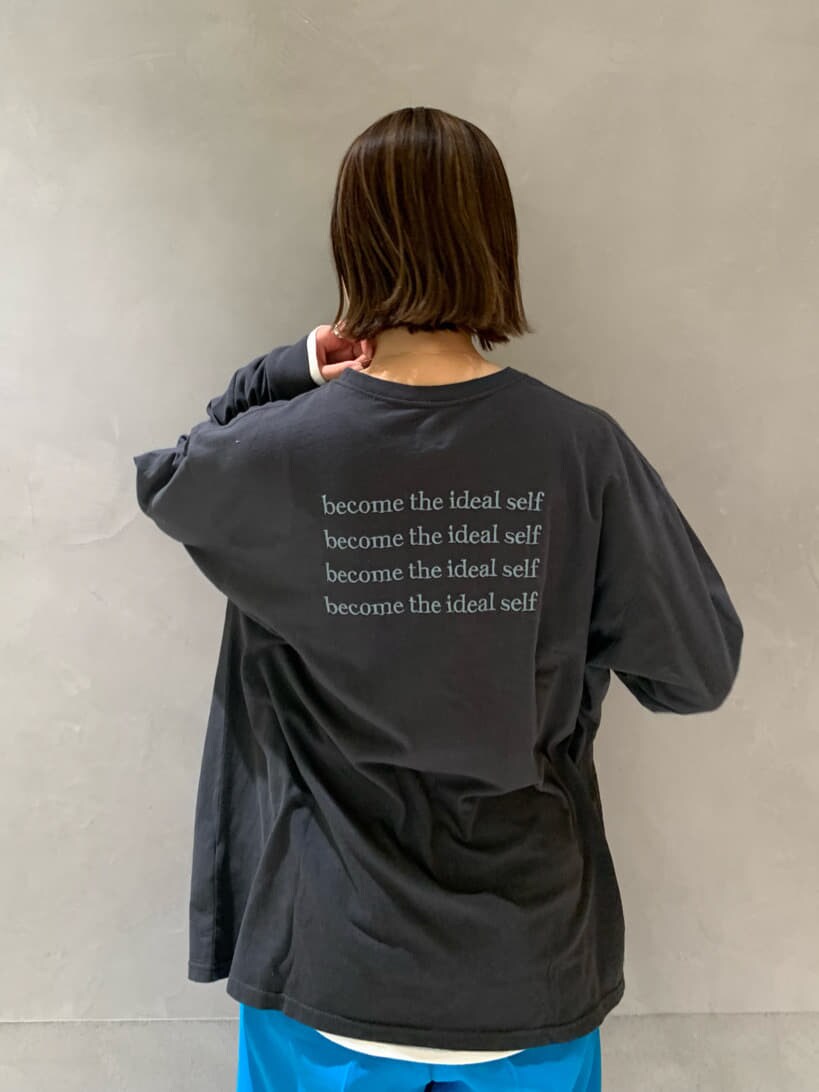 ブルー系のスラックス、グレー系のTシャツ/カットソーを着用したレディースの冬コーディネートの4枚目の写真