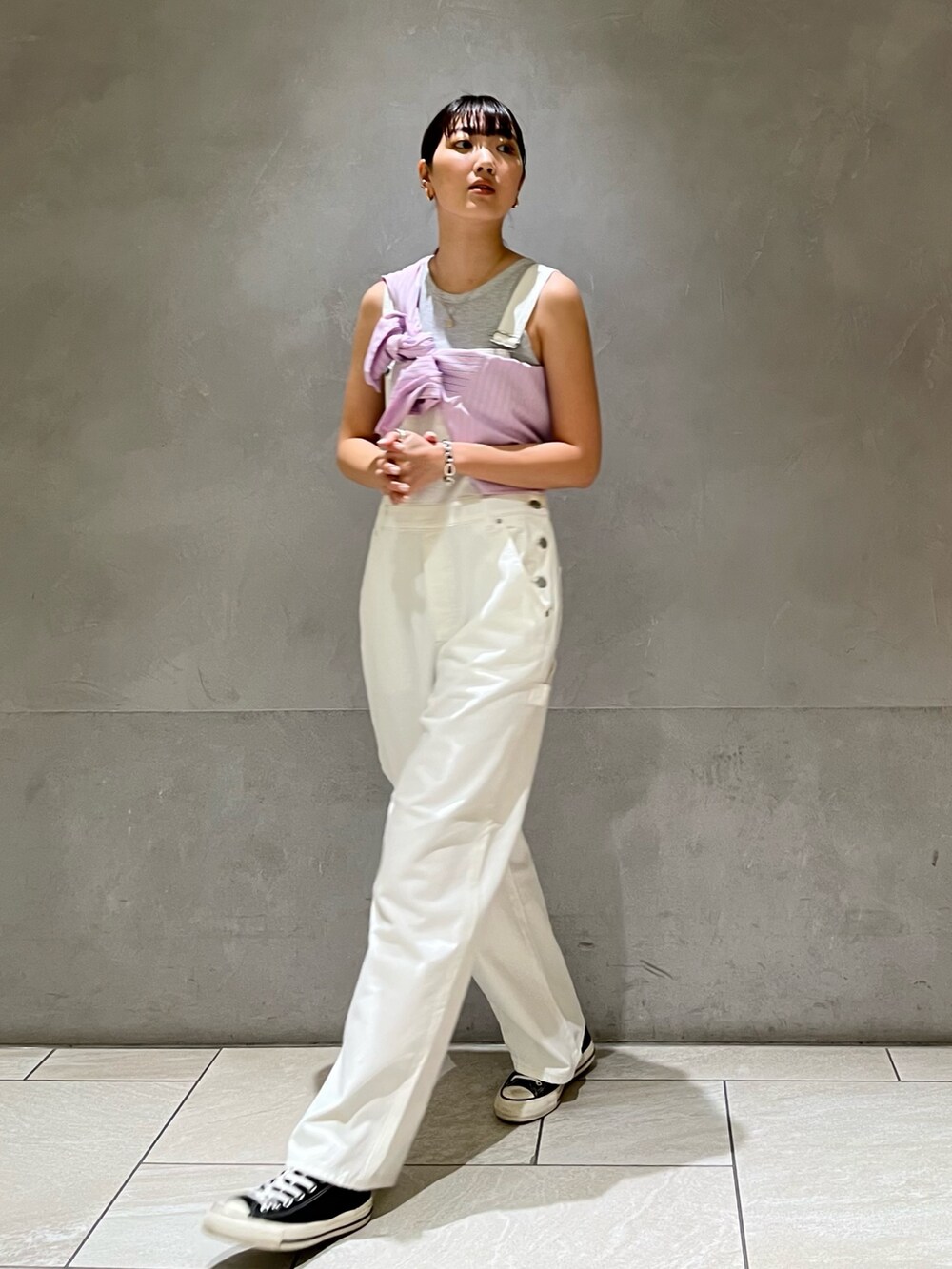 その他のシャツ/ブラウス、ホワイト系のつなぎ/オールインワンを着用したレディースの春コーディネートの6枚目の写真
