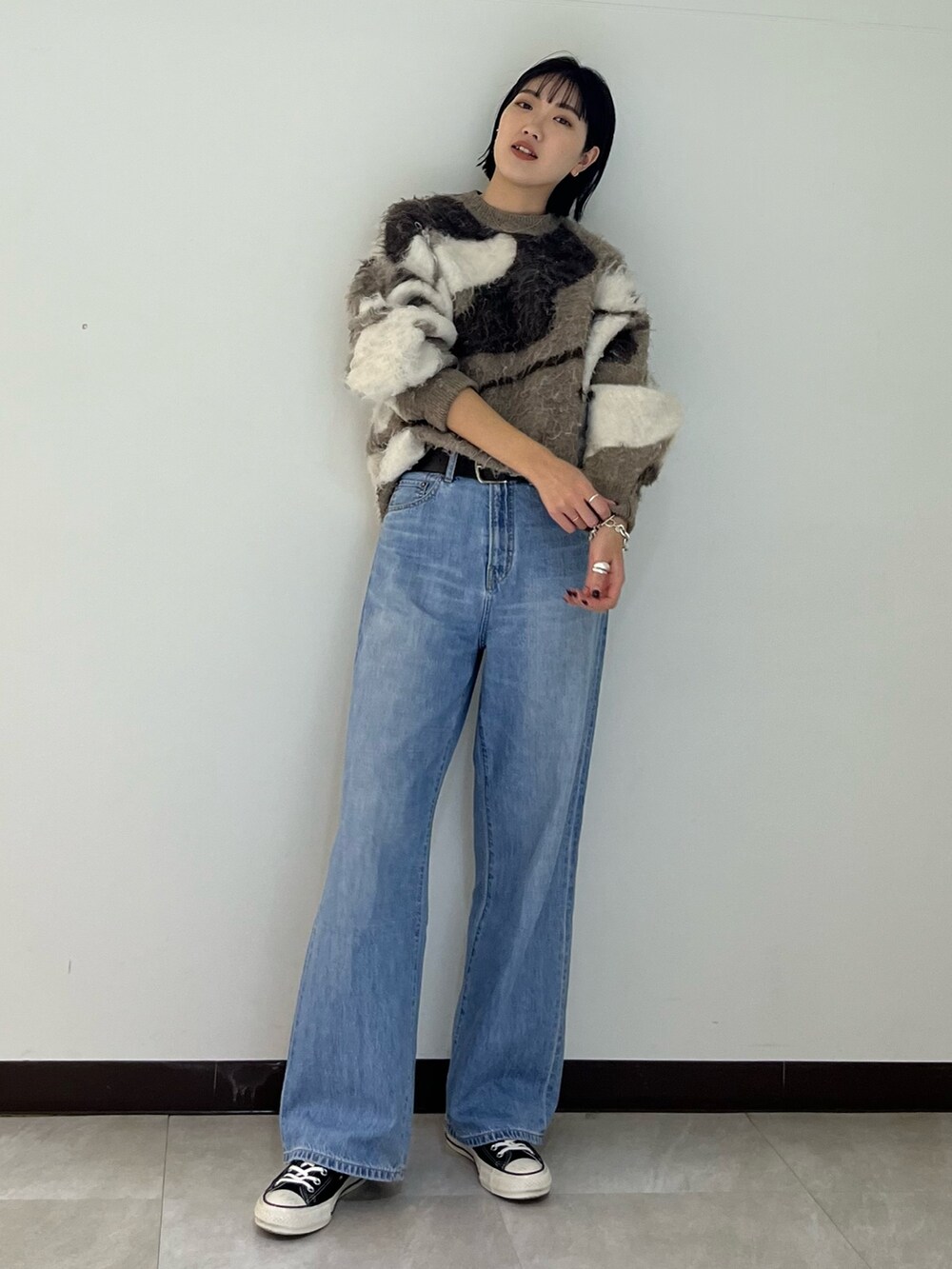 ブルー系のデニムパンツ、ブラウン系のニット/セーターを着用したレディースの冬コーディネートの2枚目の写真