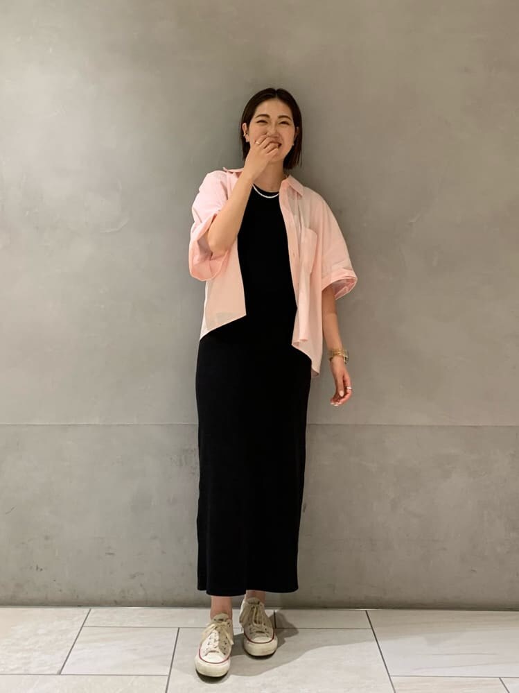 ブラック系のワンピース、ピンク系のシャツ/ブラウスを着用したレディースの夏コーディネートの4枚目の写真