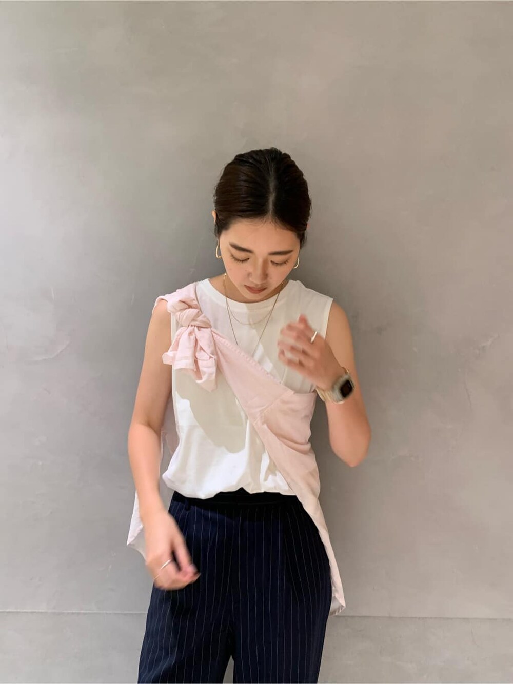 ホワイト系のタンクトップ、ピンク系のシャツ/ブラウス、その他のスラックスを着用したレディースの夏コーディネートの5枚目の写真