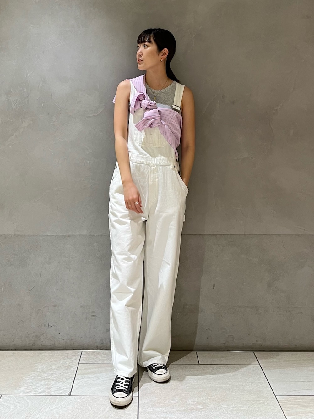 その他のシャツ/ブラウス、ホワイト系のつなぎ/オールインワンを着用したレディースの春コーディネートの2枚目の写真