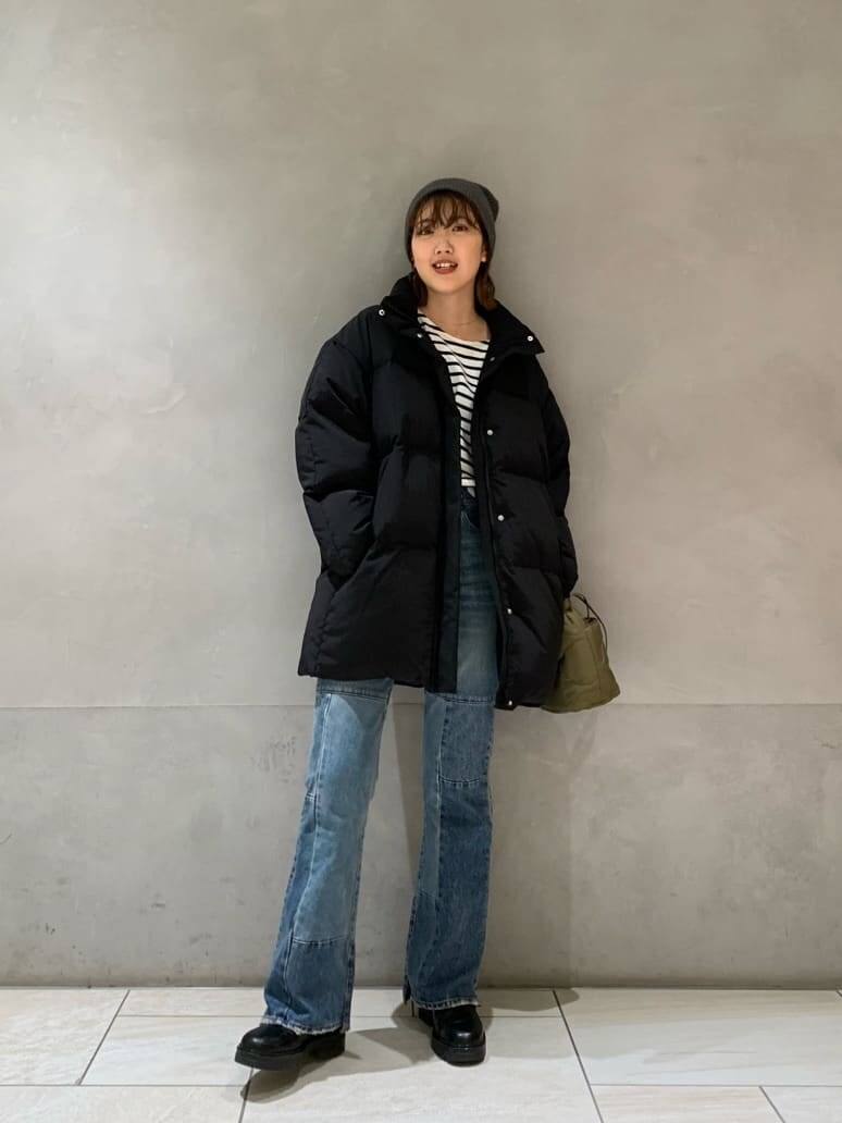 ブラック系のダウンジャケット/コート、ブルー系のデニムパンツを着用したレディースの秋コーディネートの3枚目の写真