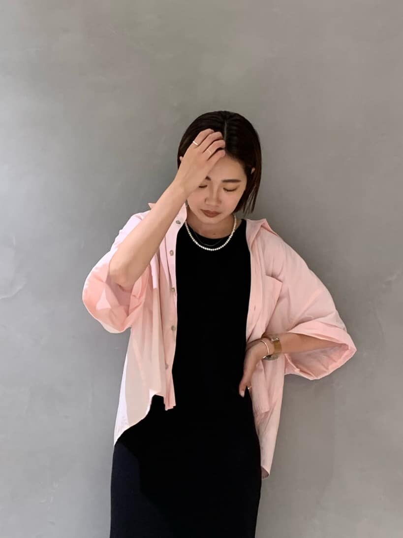 ブラック系のワンピース、ピンク系のシャツ/ブラウスを着用したレディースの夏コーディネートの5枚目の写真