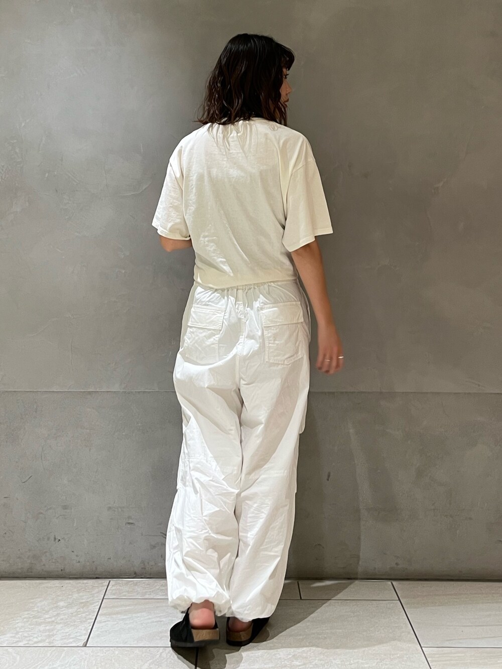 ホワイト系のTシャツ/カットソー、ホワイト系のその他パンツを着用したレディースの夏コーディネートの4枚目の写真
