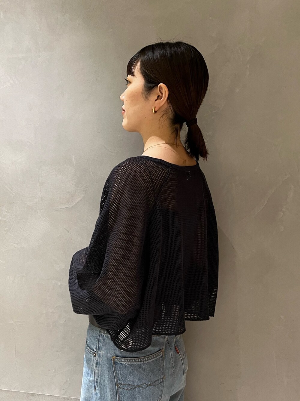 グレー系のTシャツ/カットソー、ブルー系のデニムパンツを着用したレディースの春コーディネートの5枚目の写真