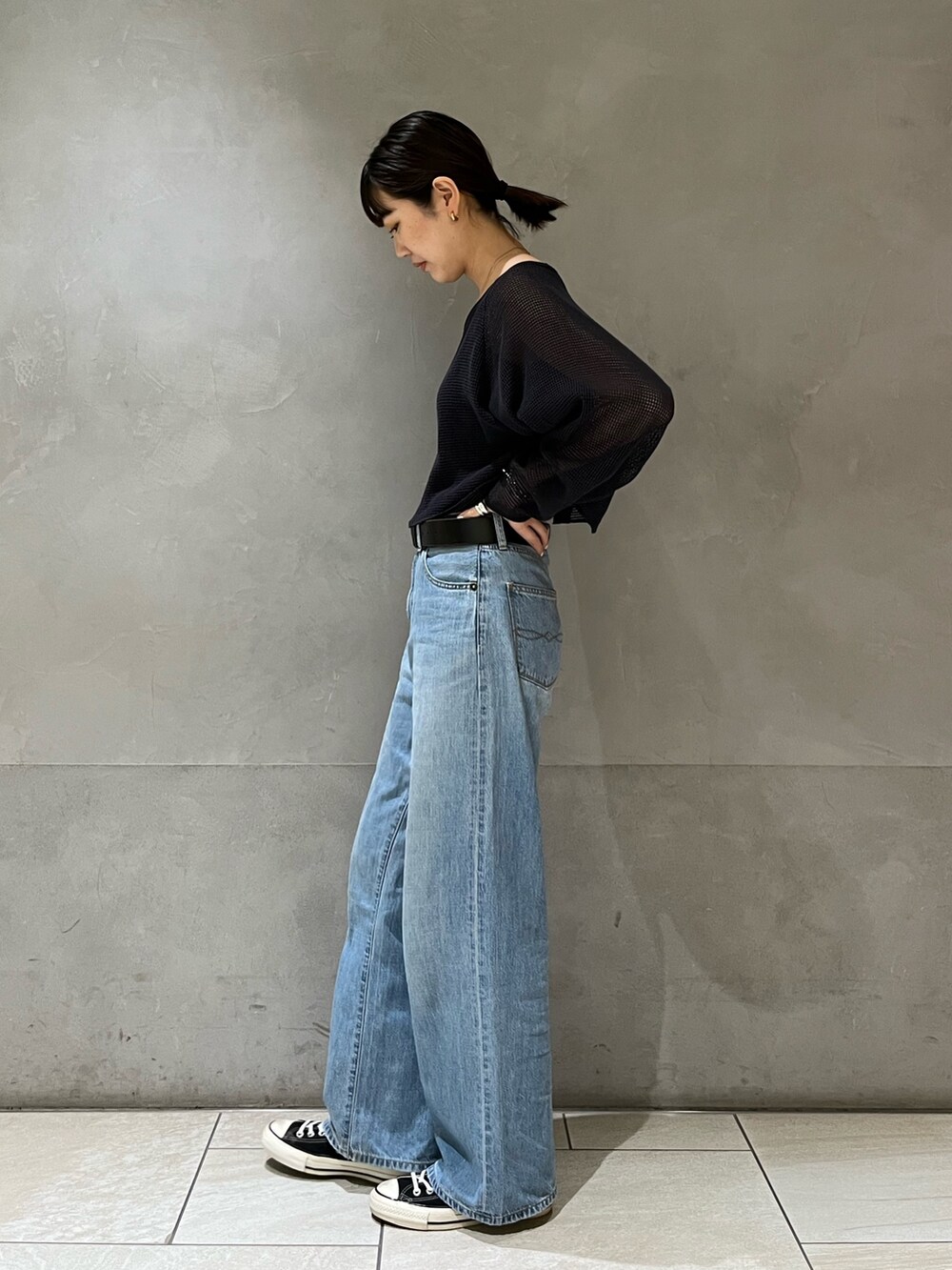 グレー系のTシャツ/カットソー、ブルー系のデニムパンツを着用したレディースの春コーディネートの2枚目の写真