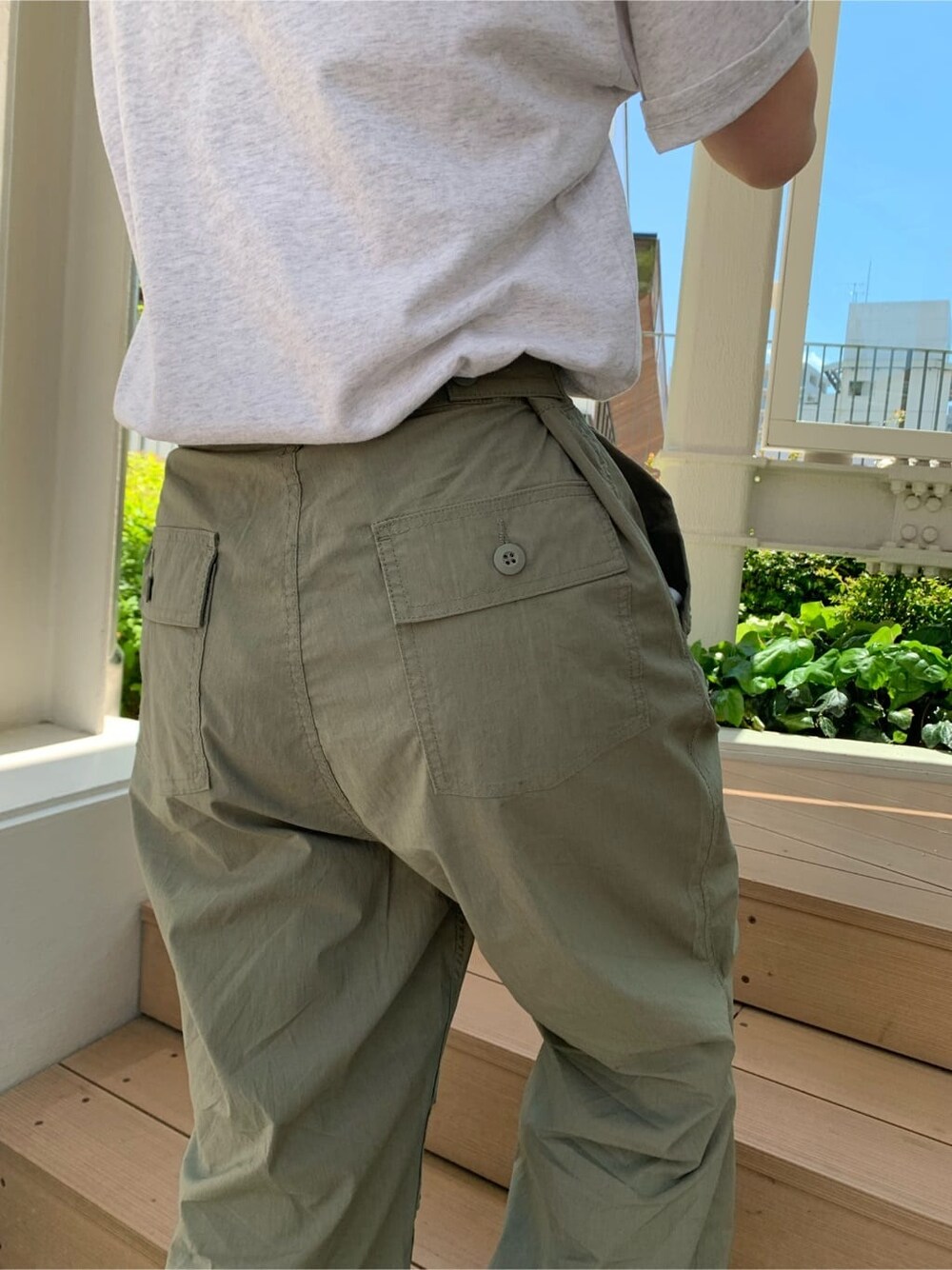 グレー系のTシャツ/カットソー、ベージュ系のその他パンツを着用したレディースの春コーディネートの3枚目の写真