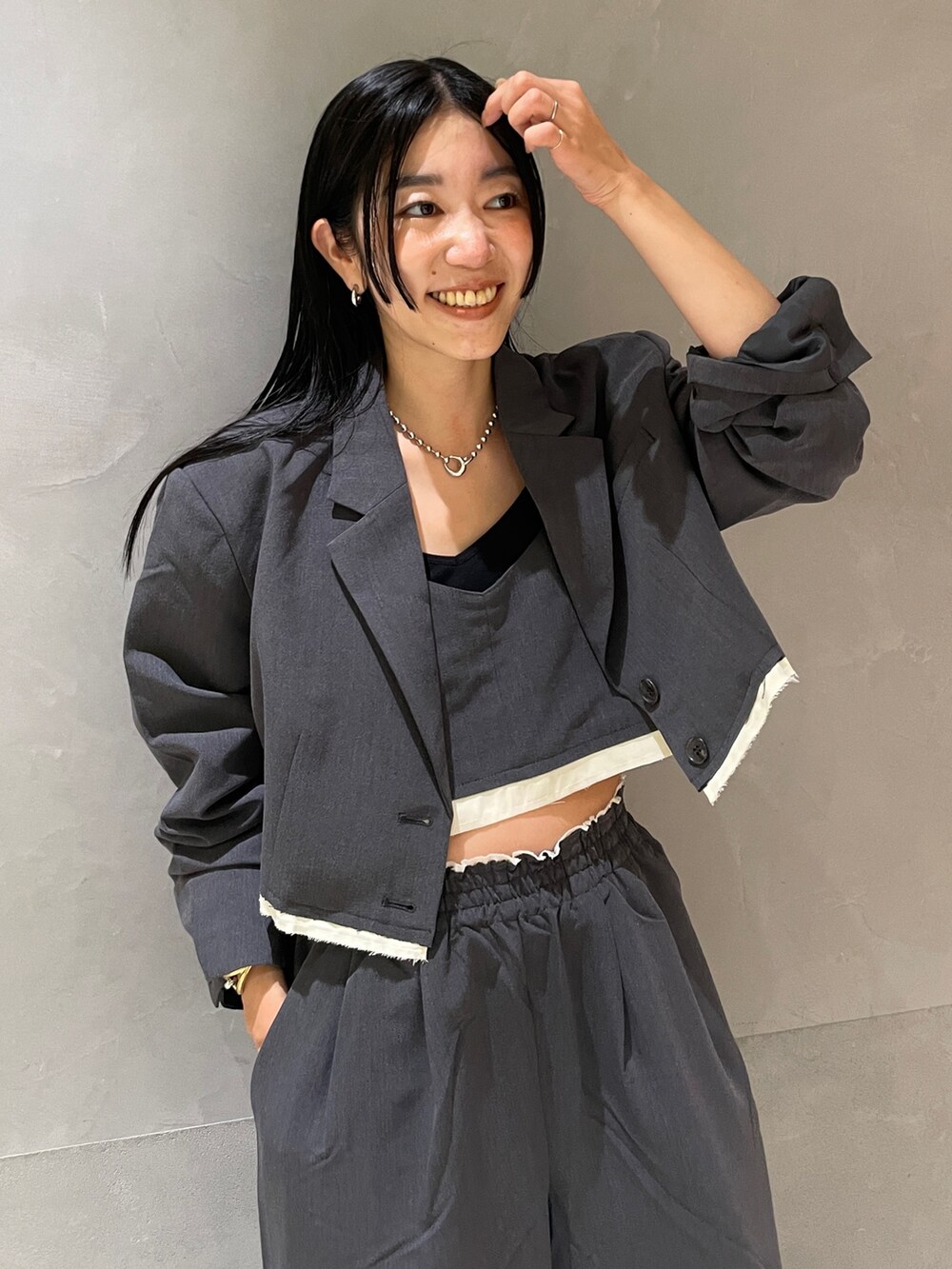 グレー系のその他パンツ、グレー系のテーラードジャケット、グレー系のキャミソールを着用したレディースの夏コーディネートの5枚目の写真