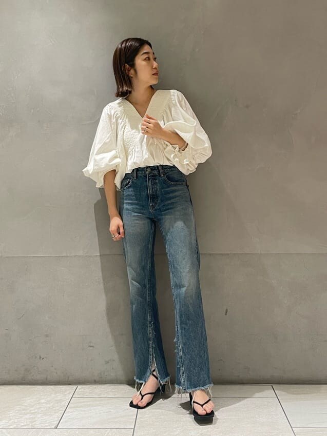 グリーン系のシャツ/ブラウス、ブルー系のデニムパンツを着用したレディースの春コーディネートの3枚目の写真