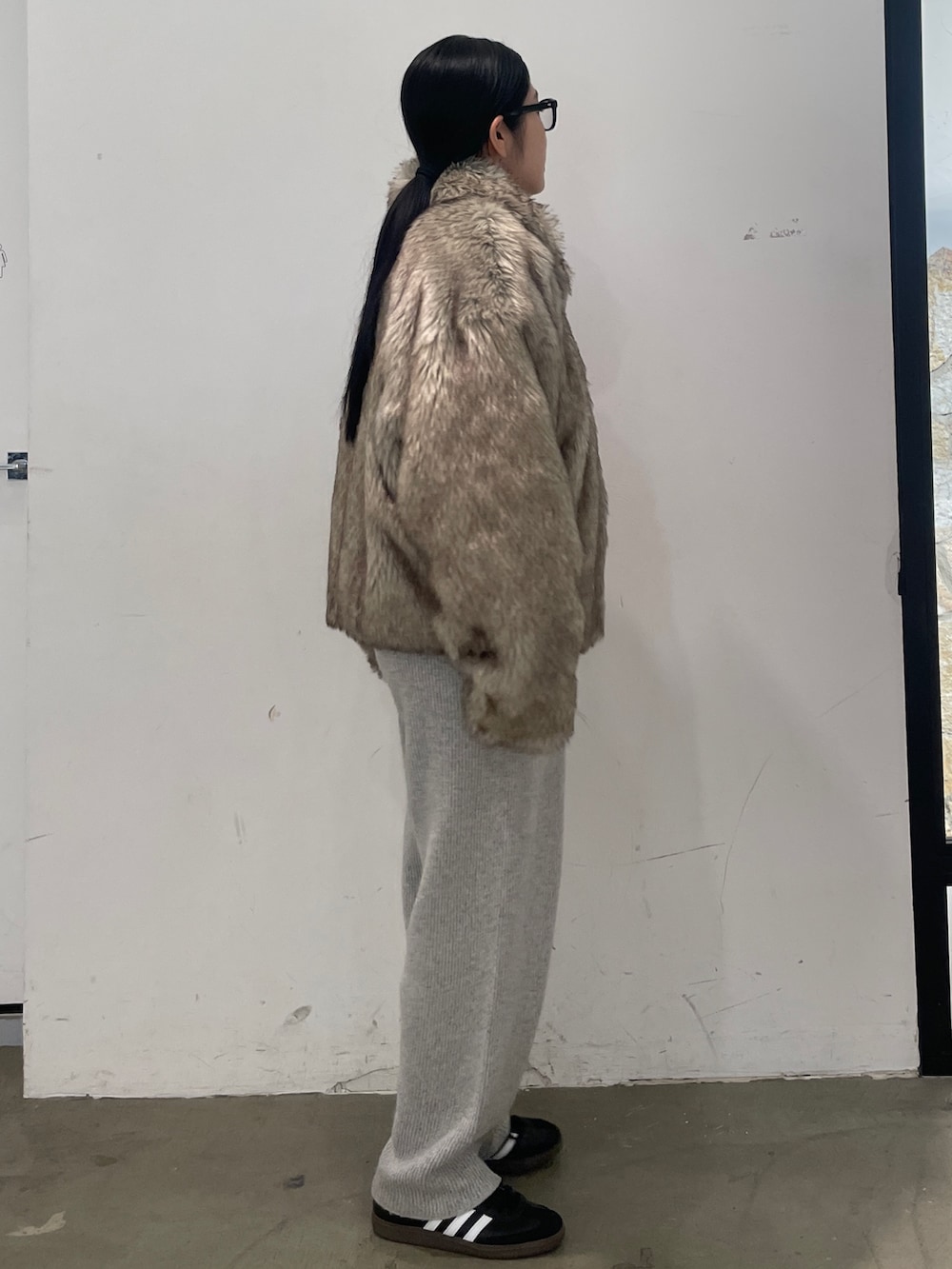 ベージュ系のその他アウター、グレー系のその他パンツを着用したレディースの秋コーディネートの5枚目の写真