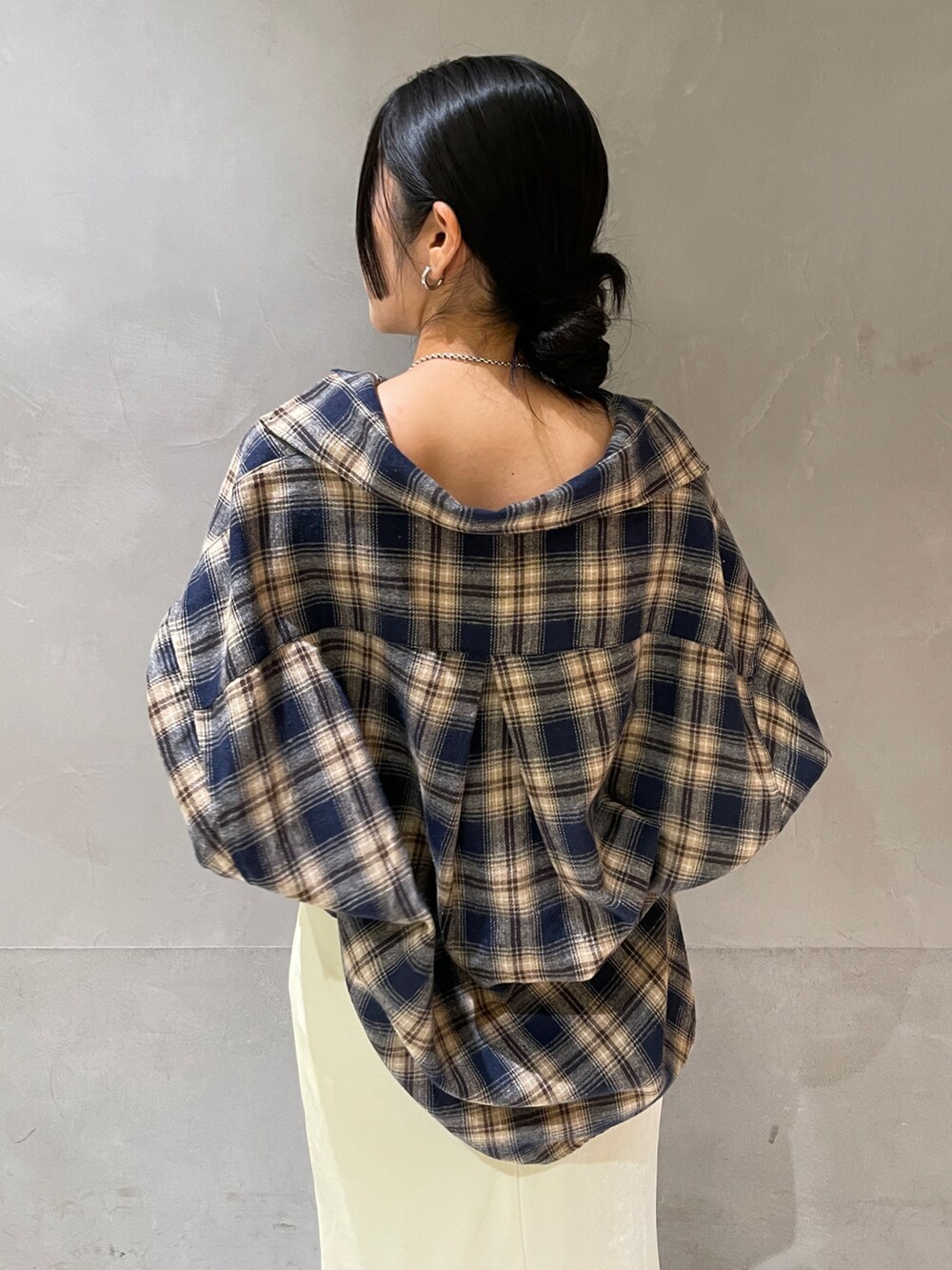 ブルー系のシャツ/ブラウス、ホワイト系のスカート、グレー系のハンドバッグを着用したレディースの秋コーディネートの5枚目の写真