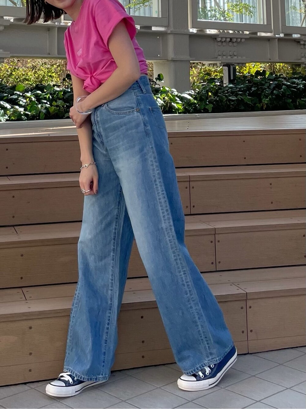 ブルー系のデニムパンツ、ピンク系のTシャツ/カットソーを着用したレディースの春コーディネートの3枚目の写真