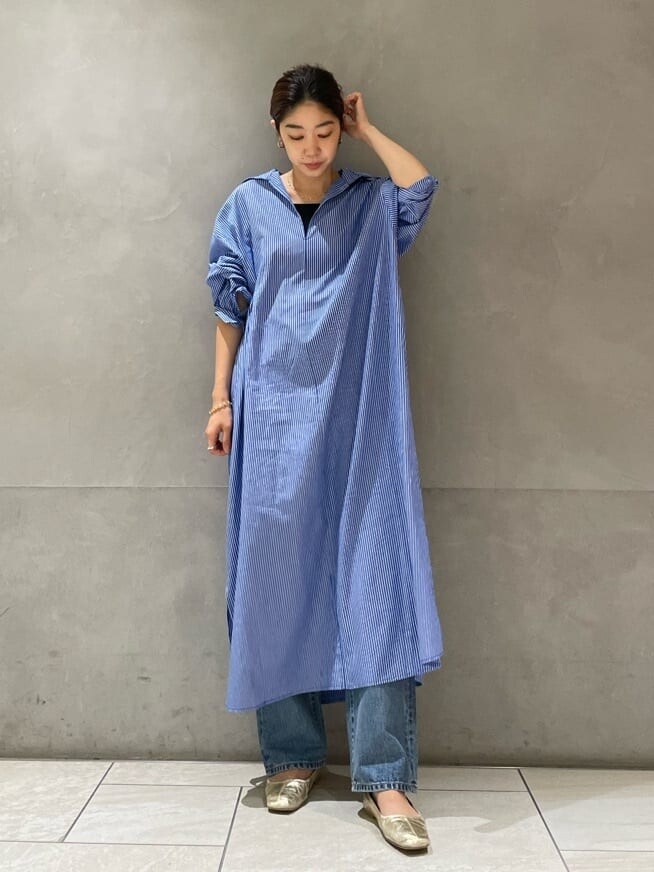 ブルー系のデニムパンツ、ブルー系のワンピース、ブラック系のキャミソールを着用したレディースの夏コーディネートの2枚目の写真