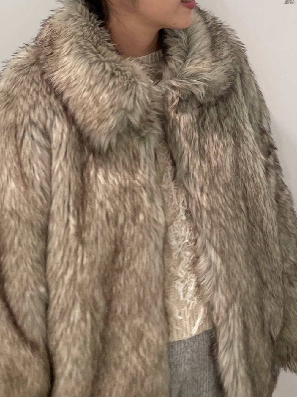 ベージュ系のその他アウター、グレー系のその他パンツを着用したレディースの秋コーディネートの8枚目の写真