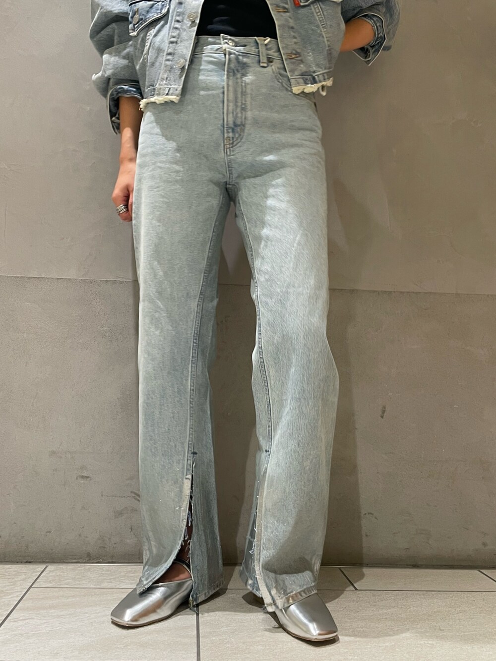 ブルー系のデニムジャケット、ブルー系のデニムパンツ、シルバー系のパンプスを着用したレディースの夏コーディネートの5枚目の写真