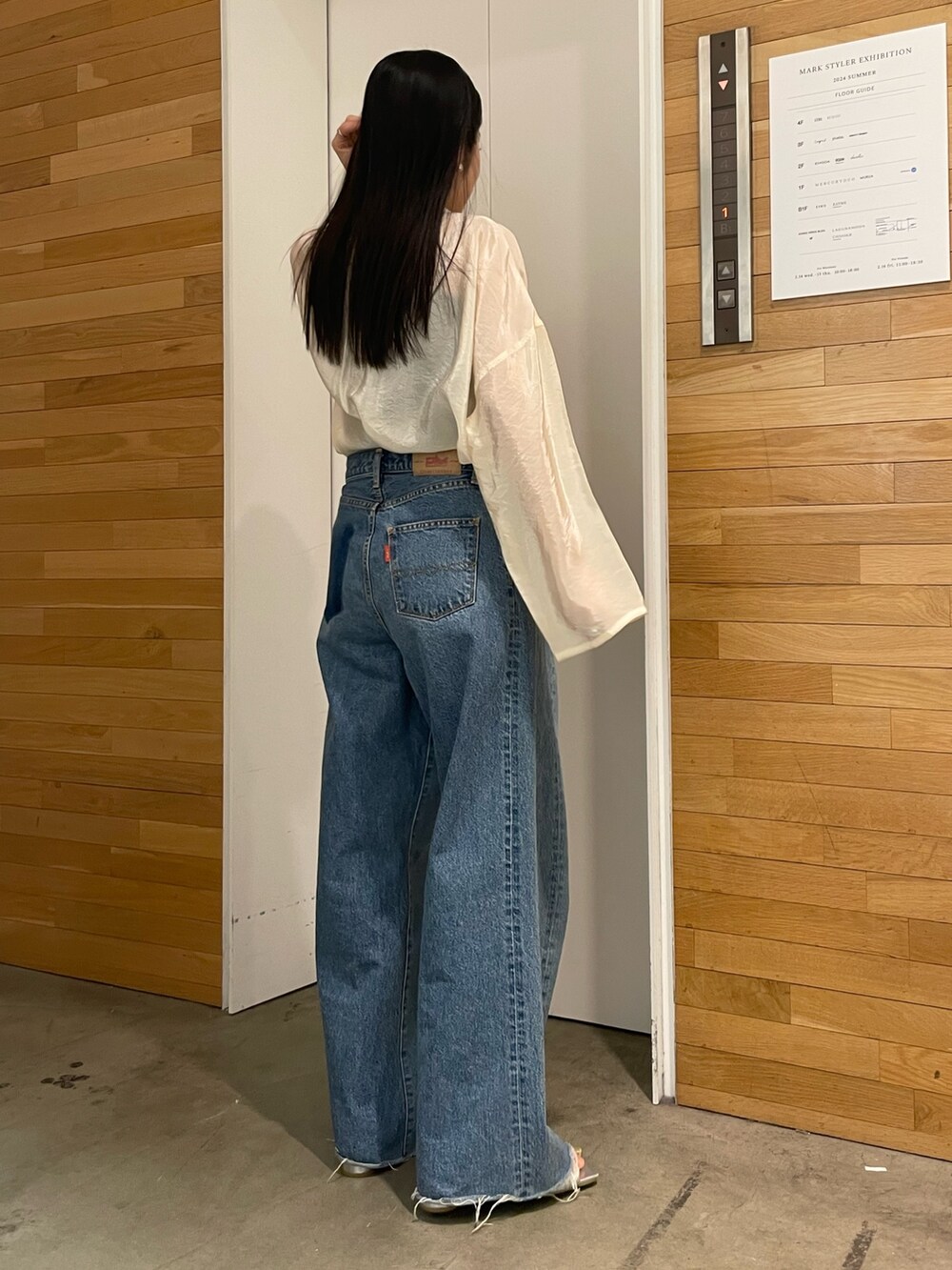 ブルー系のデニムパンツ、ホワイト系のシャツ/ブラウス、シルバー系のサンダルを着用したレディースの春コーディネートの4枚目の写真