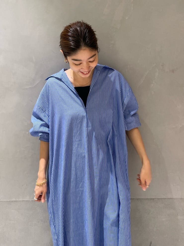 ブルー系のデニムパンツ、ブルー系のワンピース、ブラック系のキャミソールを着用したレディースの夏コーディネートの6枚目の写真