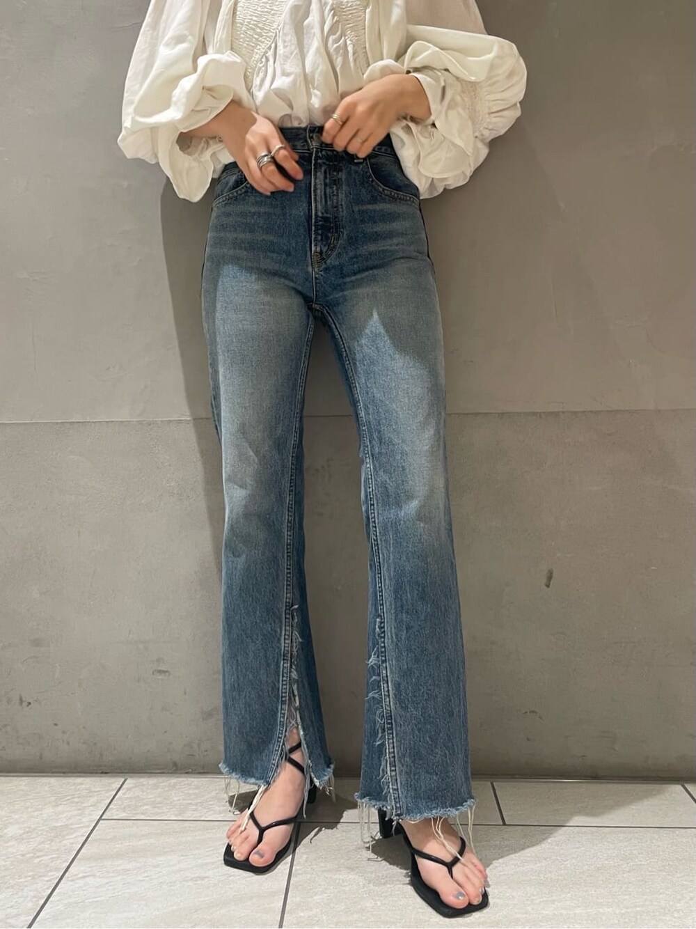 グリーン系のシャツ/ブラウス、ブルー系のデニムパンツを着用したレディースの春コーディネートの4枚目の写真