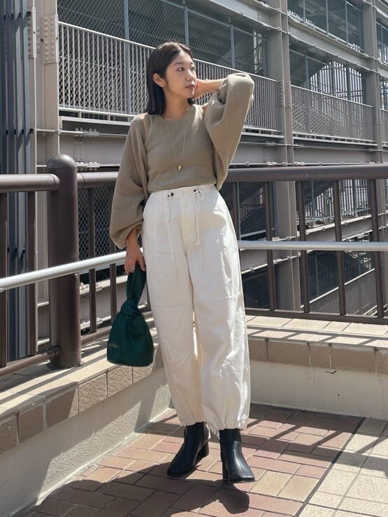 ホワイト系のその他パンツ、ブラック系のブーツ、ベージュ系のカーディガン/ボレロを着用したレディースの秋コーディネートの5枚目の写真