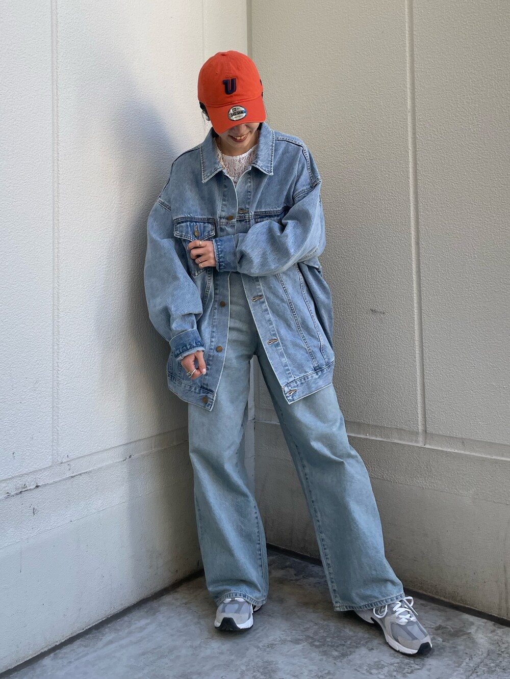 ブルー系のデニムパンツ、ブルー系のデニムジャケット、ホワイト系のTシャツ/カットソーを着用したレディースの冬コーディネートの5枚目の写真