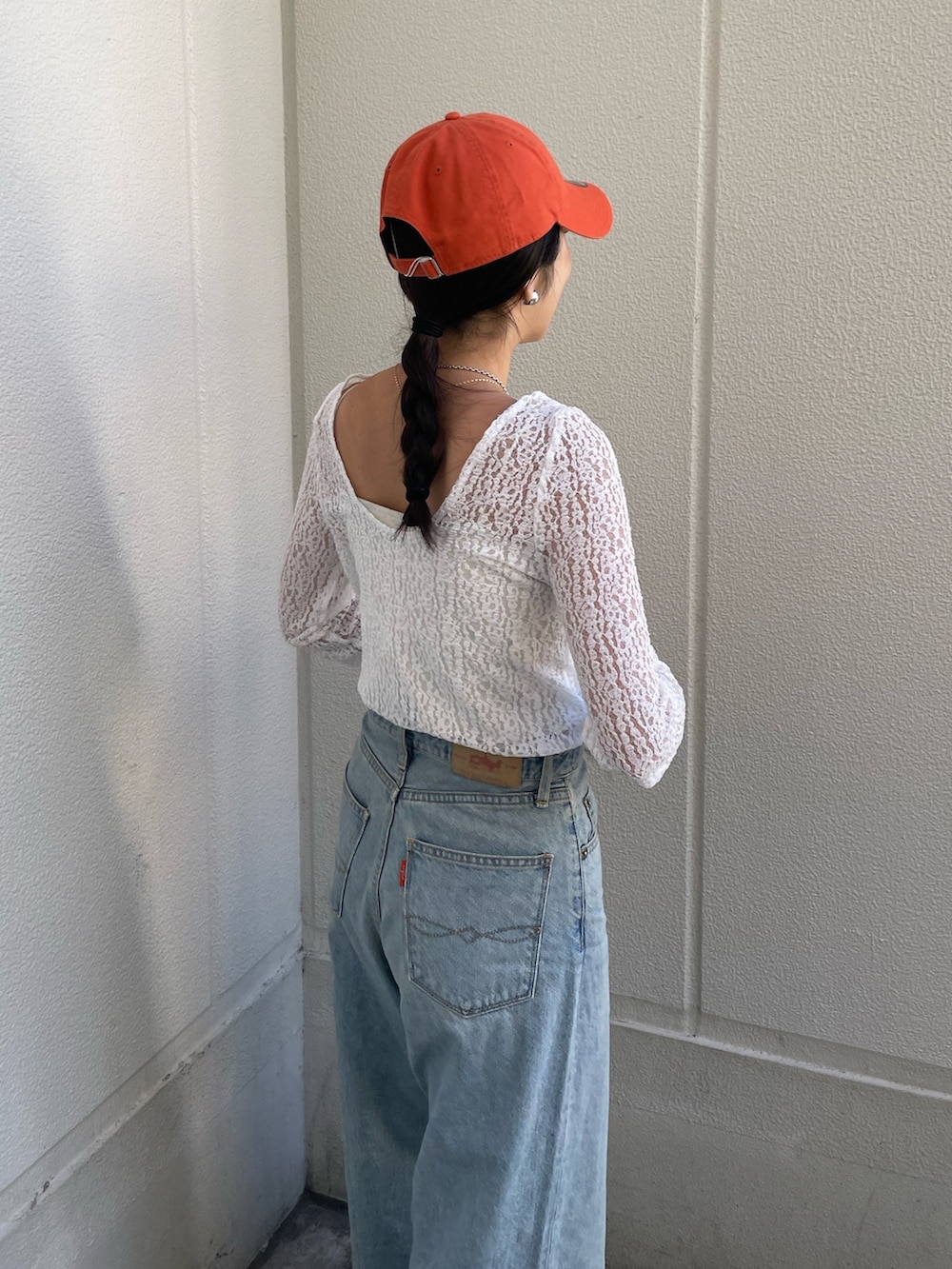 ブルー系のデニムパンツ、ブルー系のデニムジャケット、ホワイト系のTシャツ/カットソーを着用したレディースの冬コーディネートの3枚目の写真