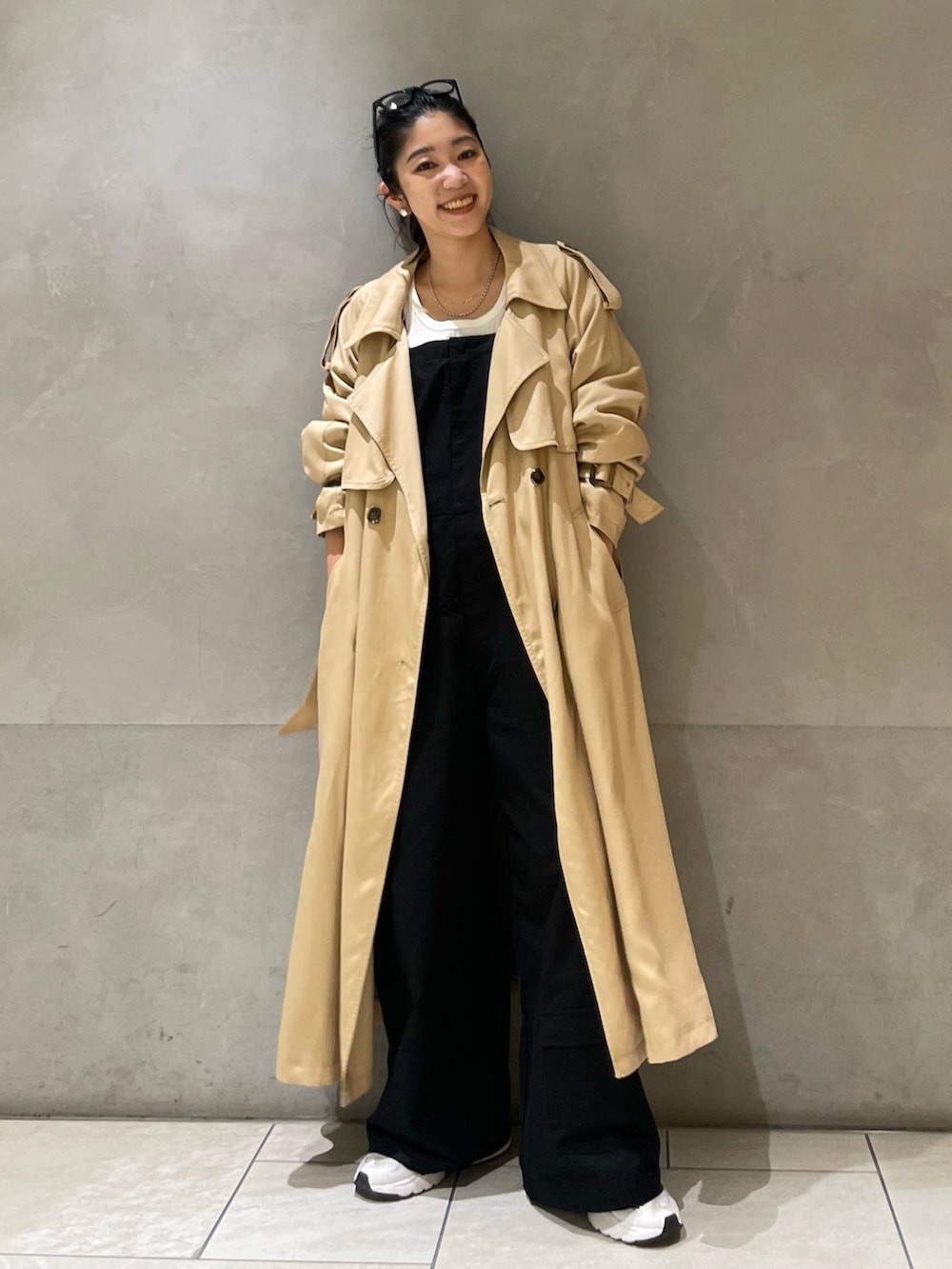 ベージュ系のトレンチコートを着用したレディースの春コーディネートの7枚目の写真