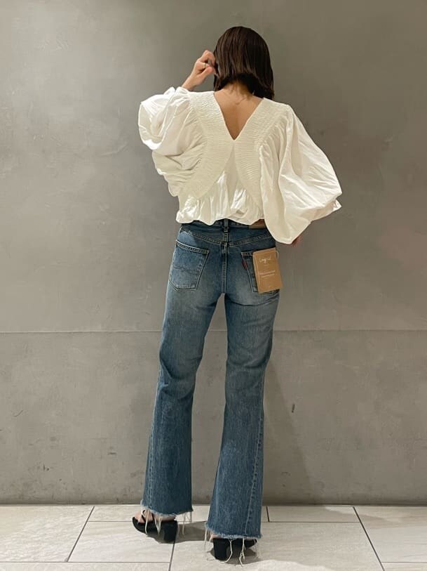 グリーン系のシャツ/ブラウス、ブルー系のデニムパンツを着用したレディースの春コーディネートの2枚目の写真