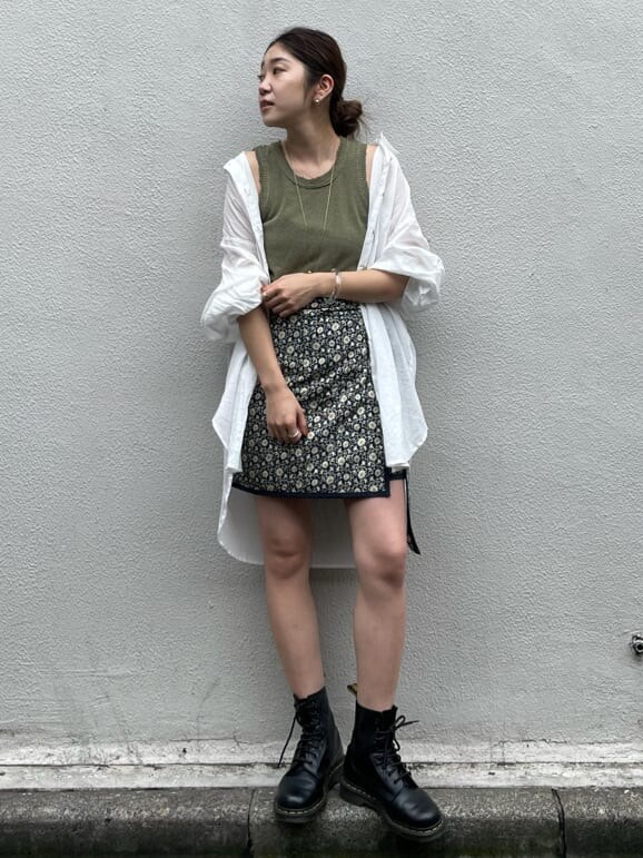 ブルー系のスカート、ベージュ系のタンクトップを着用したレディースの夏コーディネートの3枚目の写真