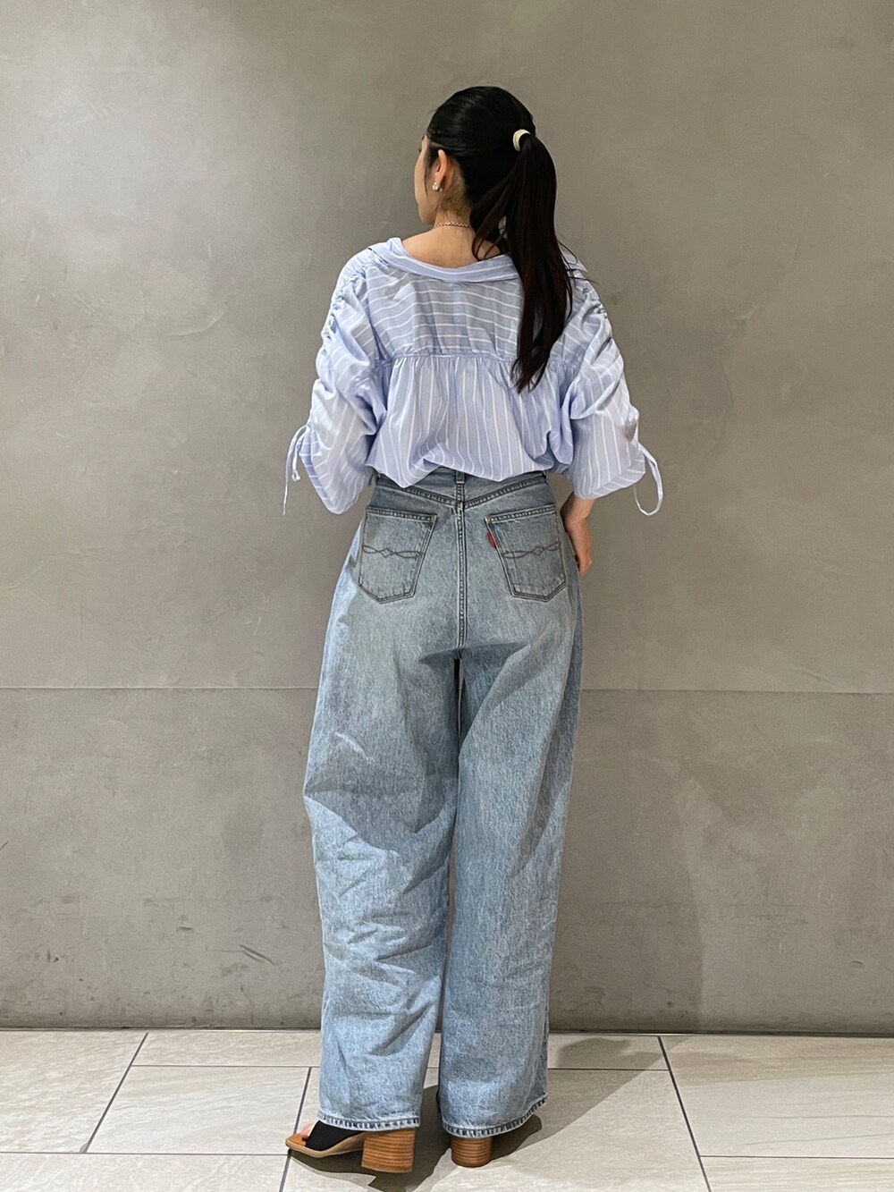 その他のシャツ/ブラウス、ブルー系のデニムパンツ、ブラック系のサンダルを着用したレディースの夏コーディネートの5枚目の写真