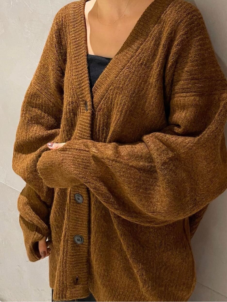 ブラック系のスカート、ブラウン系のカーディガン/ボレロを着用したレディースの秋コーディネートの3枚目の写真