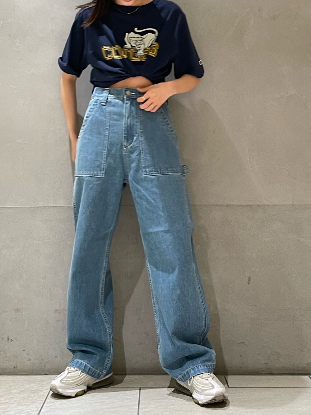 ブルー系のデニムパンツ、ブルー系のTシャツ/カットソーを着用したレディースの春コーディネートの3枚目の写真