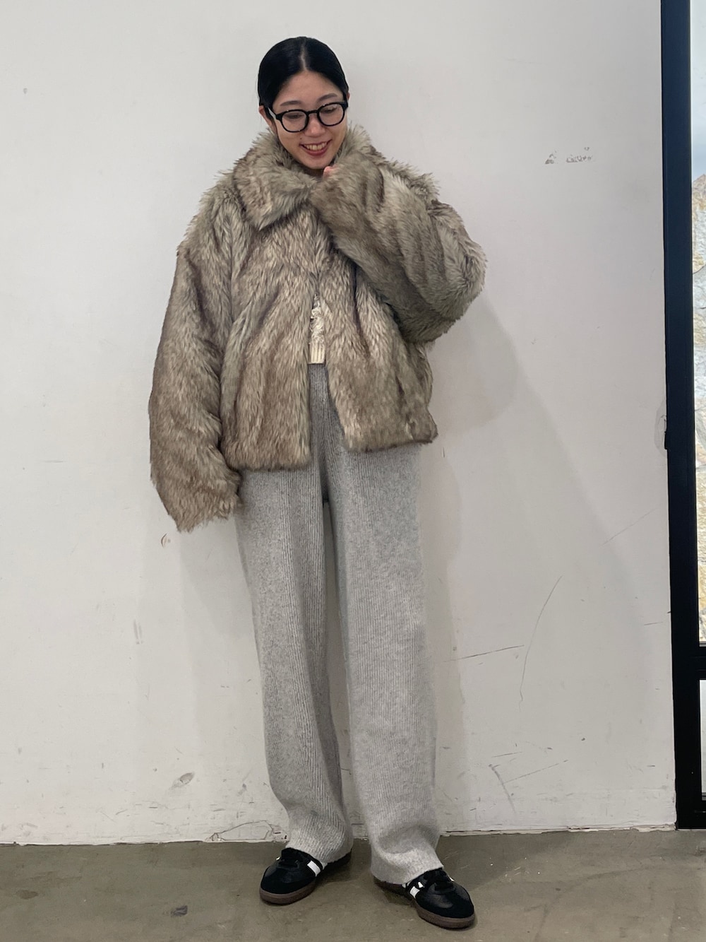 ベージュ系のその他アウター、グレー系のその他パンツを着用したレディースの秋コーディネートの6枚目の写真