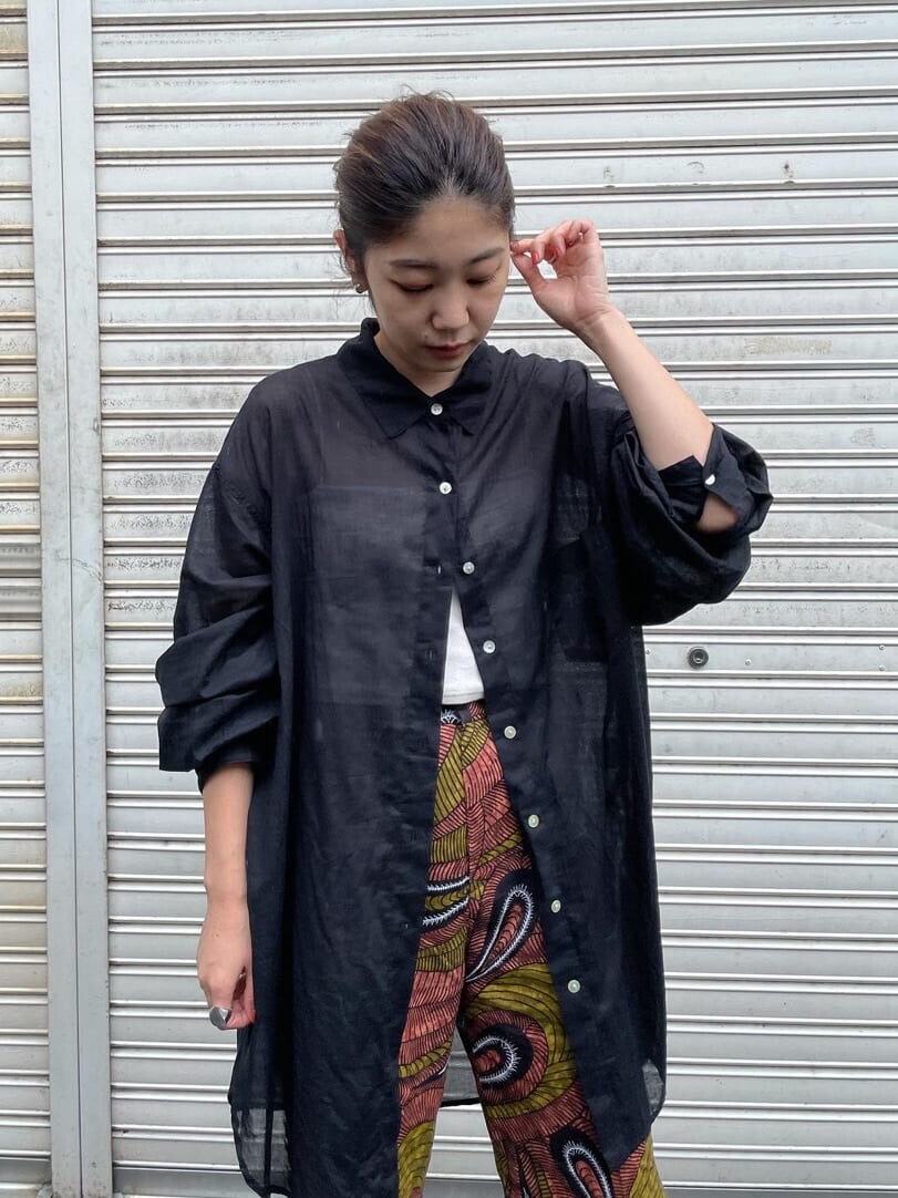 グリーン系のその他パンツ、ブラック系のシャツ/ブラウスを着用したレディースの夏コーディネートの2枚目の写真