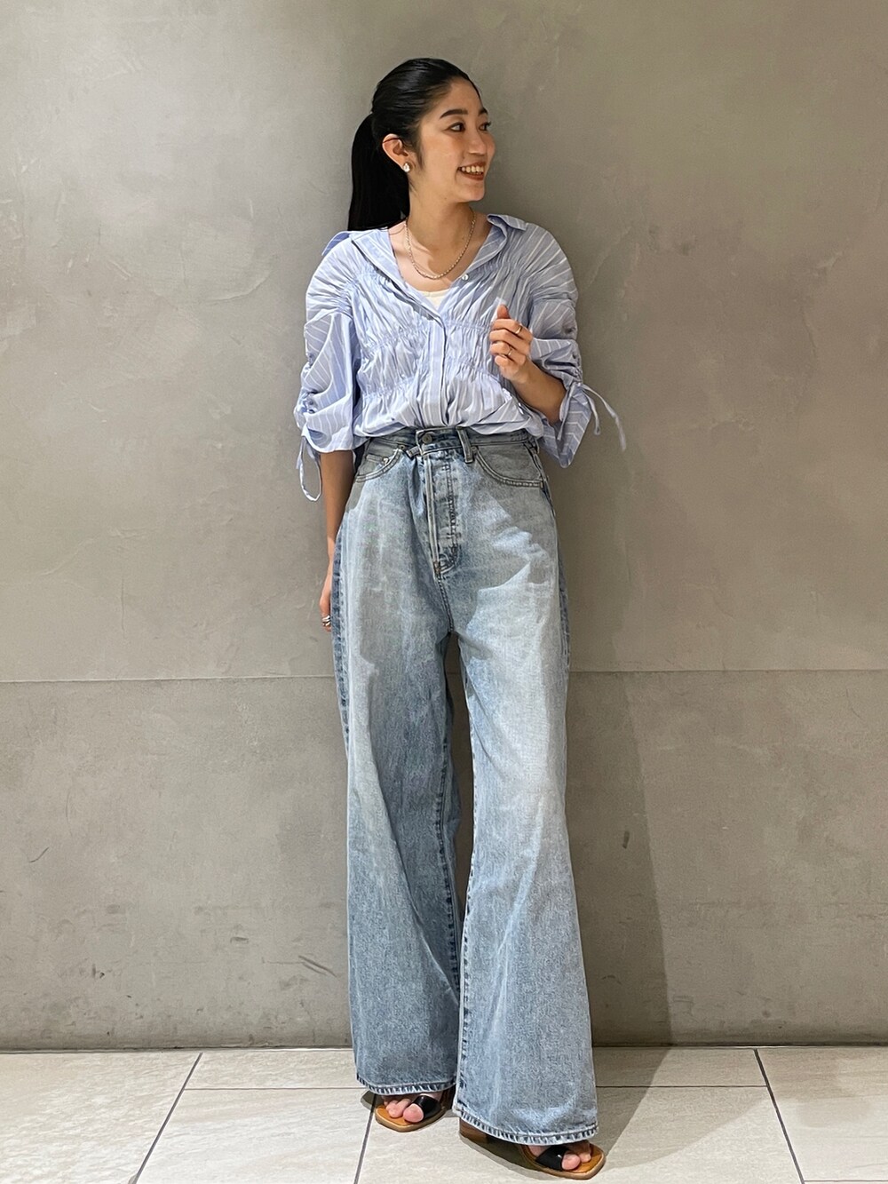 その他のシャツ/ブラウス、ブルー系のデニムパンツ、ブラック系のサンダルを着用したレディースの夏コーディネートの4枚目の写真